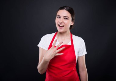 Heyecanlı genç çalışan dört parmak gösterilen