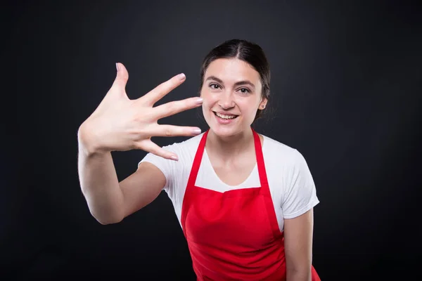 Αρκετά σούπερ μάρκετ θηλυκό μετρώντας πέντε δάχτυλα — Φωτογραφία Αρχείου