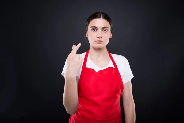 Ernsthafte Mitarbeiterin drückt die Daumen — Stockfoto