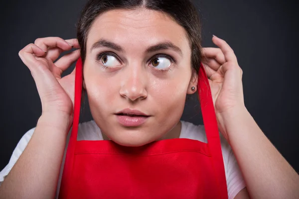 Close-up portret van meisje werknemer zetten schort — Stockfoto