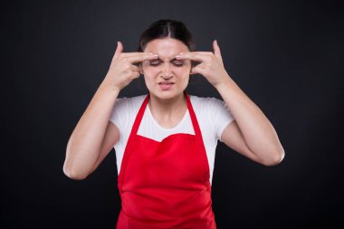 Endişeli bakarak baş ağrısı ile gerildi çalışan