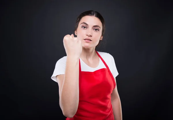 Schöne Mitarbeiterin zeigt ihre Faust — Stockfoto