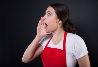 Kırmızı önlük ile çalışan yan görünüm