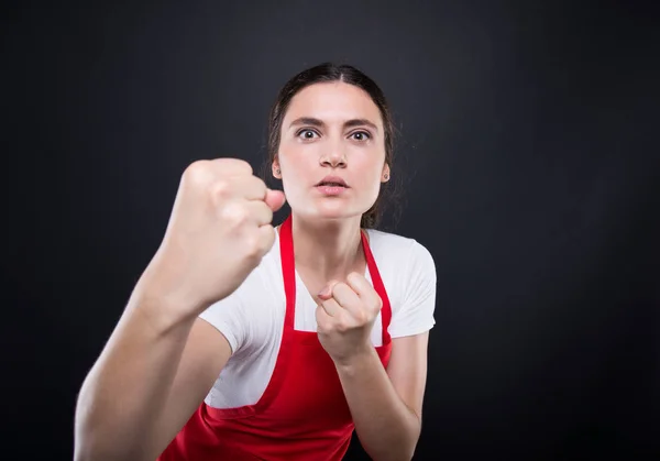 Boos vrouwelijke verkoper vechten met vuisten — Stockfoto