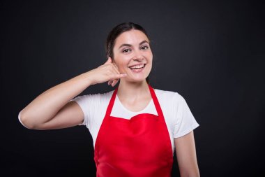 Dostça kız çalışan bir çağrı işareti yapıyor