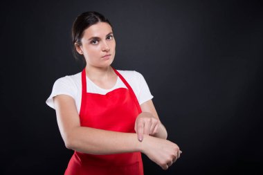 Bileğini işaret eden genç süpermarket katip