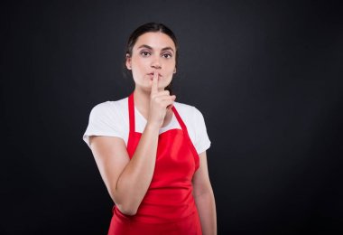 Güzel satıcı sessizlik jest yapıyor