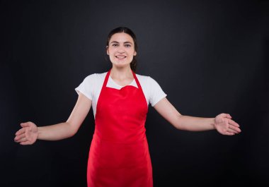 Büyük bir şey ölçme gülümseyen süpermarket satıcı