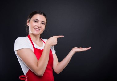 Bir şey onun avucunda tutan neşeli başarılı çalışan