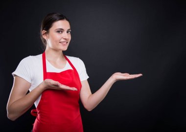 Mutlu kız satıcı boş boşaltmak gösterilen önlük ile 