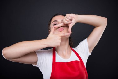 Parmakları ile çerçeveleme ve öpücük gönderme kız çalışan