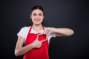 Güzel gülümseyen satıcı parmakları ile bir çerçeve oluşturma