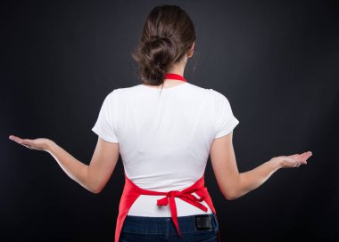 Bir avuç içi ile ayakta kız arkadan görünüş