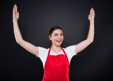 Süpermarket satıcı gülümseyen göstermek büyük bir şey