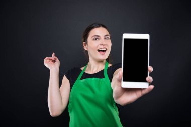 Gülümseyen süpermarket kadın işçiye Smartphone gösterilen