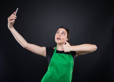 Neşeli satıcı alarak selfie ve yükselen başparmak yukarı