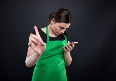 Profesyonel kız çalışan bir sms cep telefonunuzun yazma