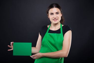 Boş kağıt tutan güzel genç satıcı 