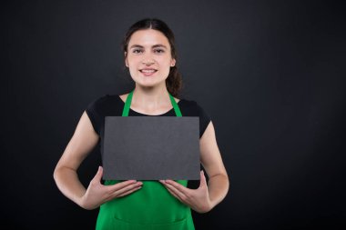 Siyah kağıt kartı ile gülümseyen kadın katip