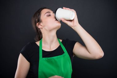 Güzel esmer satıcı bir taze espresso tatma