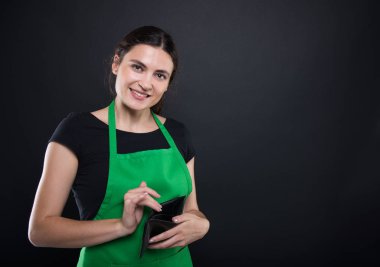 Mutlu genç satıcı boş cüzdanını holding