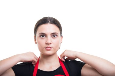 Güzel satıcı onun önlük düzenleme görünümünü portre