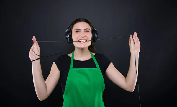 Menina feliz vendedor ouvir música de seus fones de ouvido — Fotografia de Stock