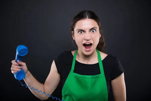 Crezy joven empleada mujer gritando frustrado —  Fotos de Stock