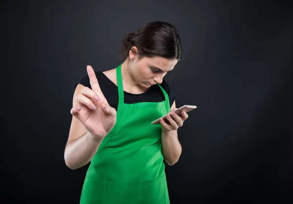 Профессиональная работница пишет смс на мобильный телефон — стоковое фото