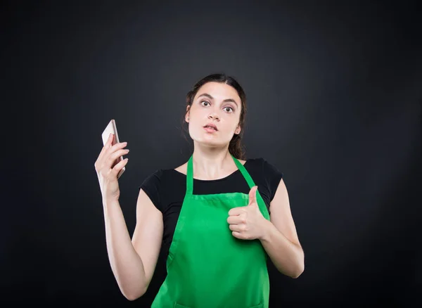 Empleado del supermercado hablando por teléfono — Foto de Stock