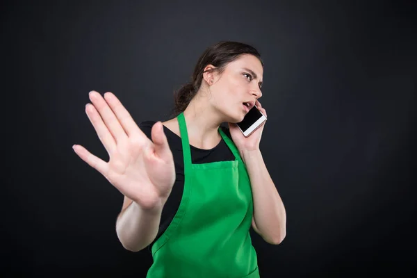 Supermarket säljare pratar affärer i telefonen — Stockfoto