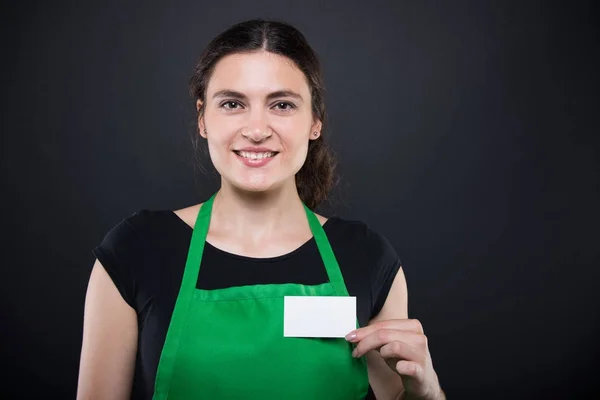 Sonriente chica vendedor celebración visita tarjeta —  Fotos de Stock