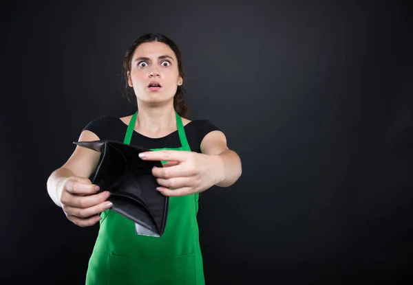 Schockierte junge Frau zeigt ihre leere Brieftasche — Stockfoto