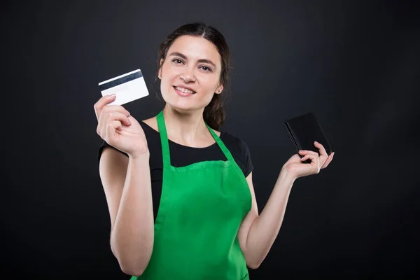 Zufriedene Mitarbeiter nehmen Kartenzahlung aus dem Portemonnaie — Stockfoto