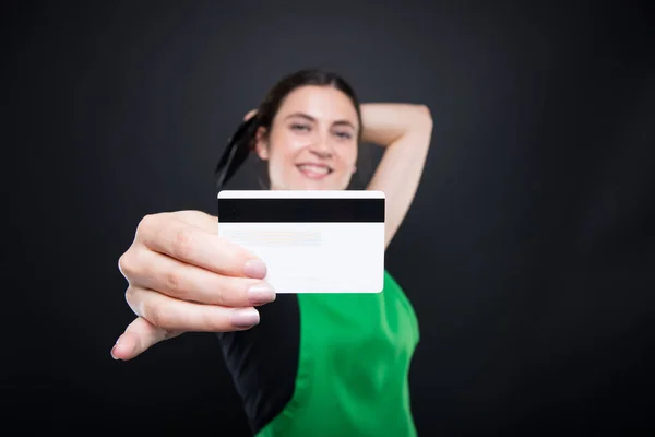 Supermarkt-Verkäuferin hält ihre Kreditkarte in Großaufnahme — Stockfoto