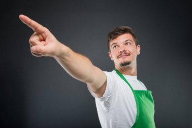 Yukarı dönük erkek süpermarket işveren düşük açılı