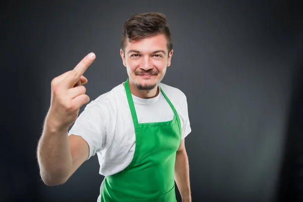 Porträtt av attraktiva stormarknad arbetsgivaren visar mellersta finge — Stockfoto