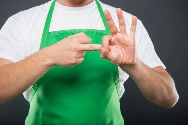 Крупный план работодателя супермаркета, показывающий непристойный жест — стоковое фото
