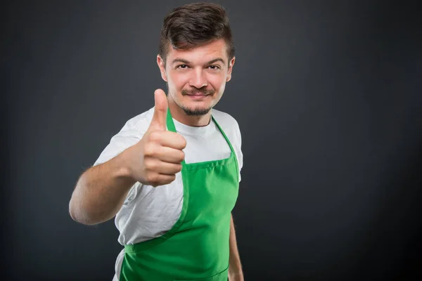 Portret van aantrekkelijke supermarkt werkgever tonen zoals — Stockfoto