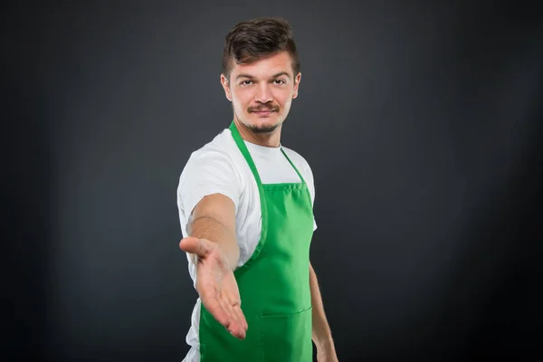 Portret van aantrekkelijke supermarkt werkgever biedt handbewegingen — Stockfoto