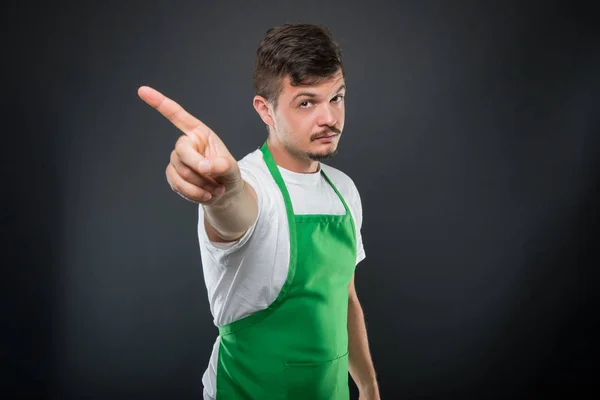 Portret van aantrekkelijke supermarkt werkgever tonen geen gebaar — Stockfoto