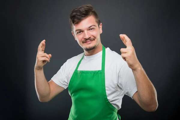 Retrato de atractivo empleador de supermercado mostrando doble dedo — Foto de Stock