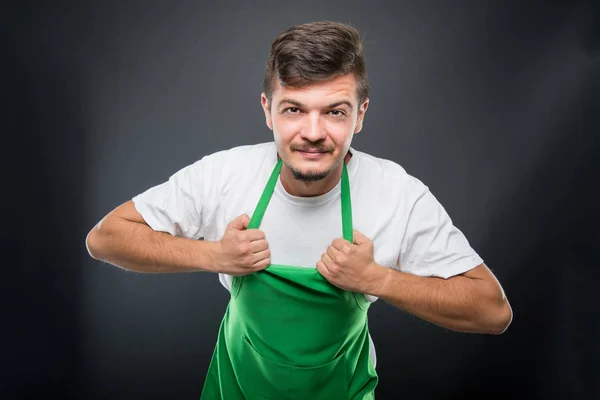 Portret supermarkt werkgever houdt zijn schort — Stockfoto