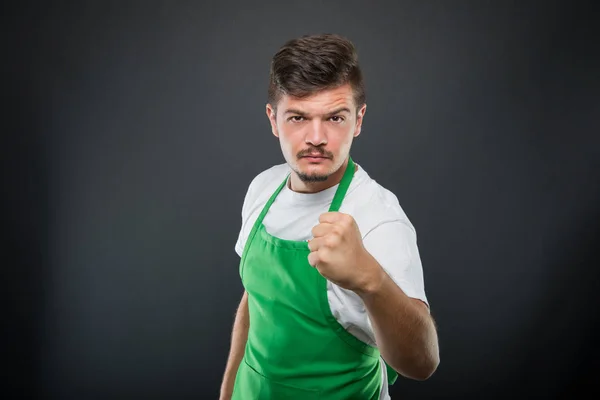 Supermarkt werkgever weergegeven: vuist als vechten poseren — Stockfoto