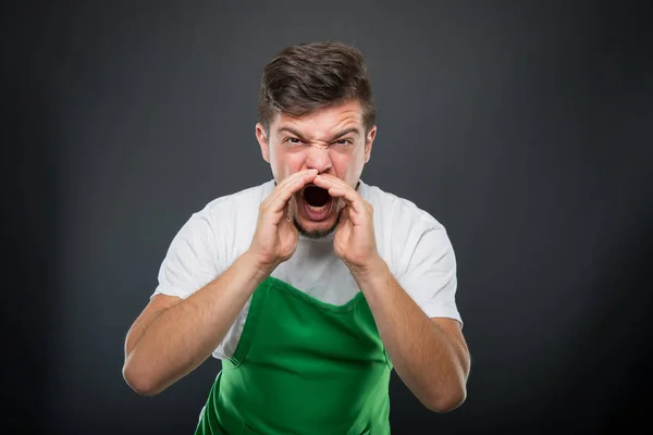 Portret supermarkt werkgever schreeuwen hardop — Stockfoto