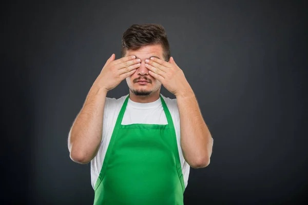 Portret van supermarkt werkgever gebaren blind aap — Stockfoto