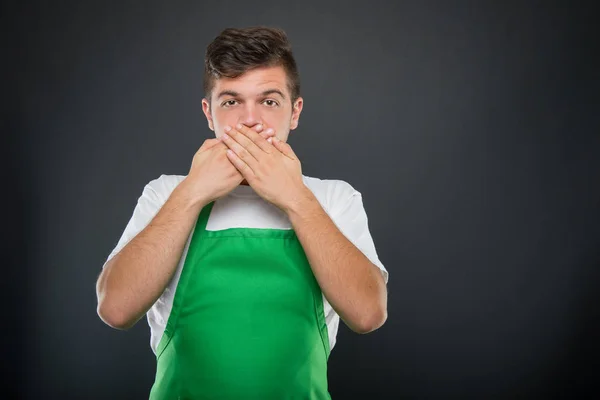 Portret van supermarkt werkgever gebaren dempen aap — Stockfoto