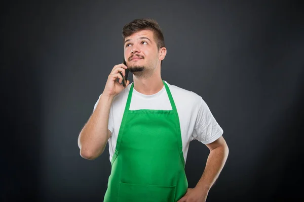 Portrait supermarket employer talking at telephone — Stock Photo, Image