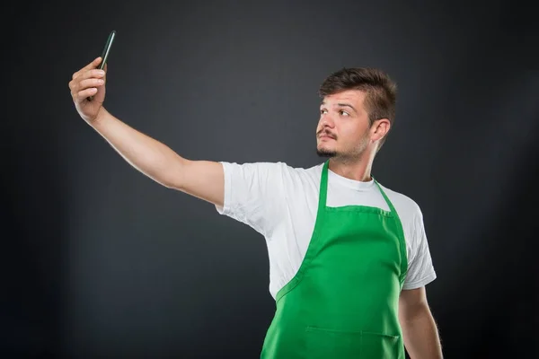 Portret supermarkt werkgever nemen selfie met smartphone — Stockfoto