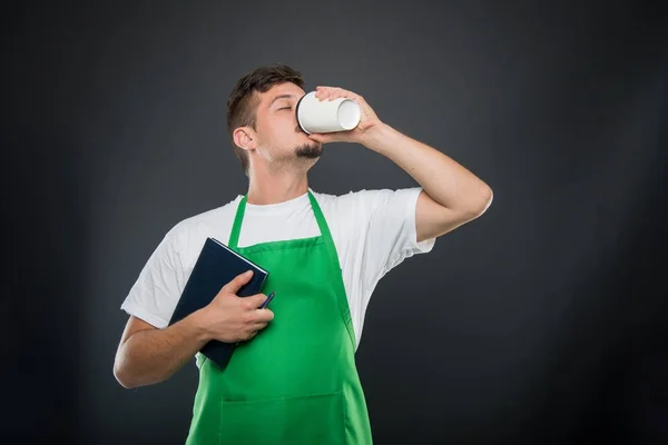 Portrait de supermarché employeur tenant ordre du jour boire du café — Photo